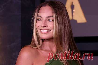 Марго Робби рассказала о подготовке к эротической сцене в «Волке с Уолл-стрит». Марго Робби рассказала, как готовилась к съемкам эротической сцены в фильме «Волк с Уолл-стрит». Актриса призналась, что сильно нервничала, поэтому она выпила несколько шотов с текилой. Робби надеялась, что в этом фильме ее не заметят, потому что «все будут смотреть на Леонардо Ди Каприо».