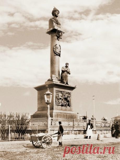 ЗА НАРОД ИЛИ ЗА ЦАРЯ?
В Костроме намерены поменять памятник Сусанину

Топонимические реформы, новации в обустройстве городской среды с уничтожением архитектурных объектов советской эпохи, решения о сносе и воссоздании памятников всё чаще становятся поводом для общественных конфликтов.
Показать полностью...