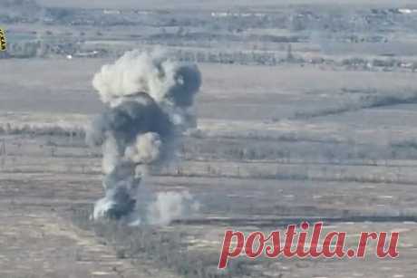 Дуэль российского и украинского танков на короткой дистанции попала на видео. Дуэль российского и украинского танков на короткой дистанции попала на видео, кадры показала Народная милиция Донецкой народной республики (ДНР). В схватку с гусеничной боевой машиной Вооруженных сил Украины (ВСУ) вступила боевая машина пехоты (БМП-2) 110-й бригады 1-го Донецкого корпуса.