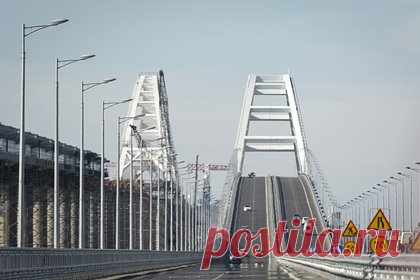 Движение транспорта по Крымскому мосту приостановили второй раз за утро. Движение по Крымскому мосту для автомобильного транспорта второй раз за утро временно перекрыли. Об этом сообщается в оперативном Telegram-канале о ситуации на сооружении. Сообщение о перекрытии движения появилось в 7 утра по московскому времени. До этого мост перекрывали в районе четырех часов утра.