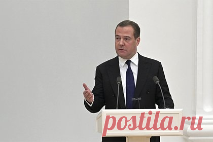 Медведев допустил исчезновение Украины как государства. Зампред Совбеза России Дмитрий Медведев рассказал, чем, по его мнению, завершится военный конфликт на Украине. Он выразил уверенность в поражении Киева и отметил, что Украина, которая, по его словам, является искусственно созданным на обломках СССР государством, может исчезнуть с политической карты мира.