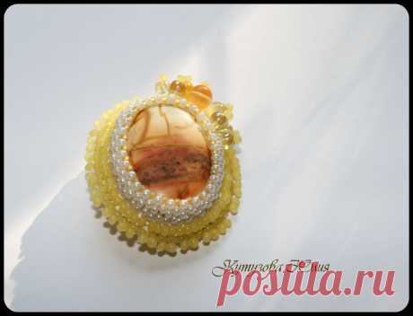 &quot;Солнечная&quot; брошь
Материаллы: яшма,чешский и японский бисер,Чешские бусины.
Натуральная кожа с обратной стороны.