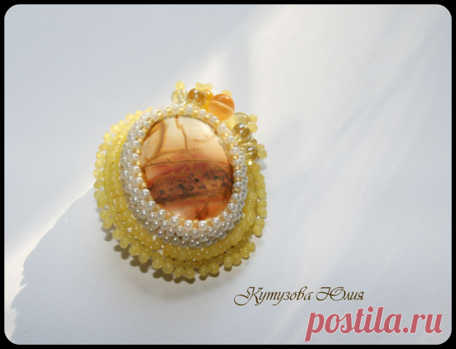 "Солнечная" брошь
Материаллы: яшма,чешский и японский бисер,Чешские бусины.
Натуральная кожа с обратной стороны.