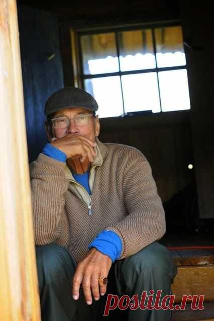 ЧТО ЖЕ С НАМИ ПРОИЗОШЛО?!.Что же произошло с человеческими ценностями, на
которых были воспитаны многие поколения, в том
числе и моё?Со времён Моисея и Христа ценности вырабатывались веками.
Они создавались поколениями творцов, поэтов,
художников, мыслителей. Они утверждались в
обыденном сознании именно как ценности всеобщие,
присущие цивилизации в целом.
Эта постепенность их создания и врастания в жизнь
и делала их такими устойчивыми.