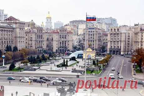 Медведев поздравил россиян с Днем России фото с российским флагом над Киевом. Зампред Совбеза России Дмитрий Медведев поздравил сограждан с Днем России фотографией с российским флагом над майданом Незалежности в центре Киева. Пост политик выложил в своем Telegram-канале. «Майдан незалежності. Скоро — площадь России», — написал Медведев под снимком.