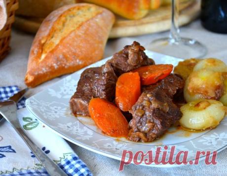 Бёф бургиньон (bœuf bourguignon). Ингредиенты: сливочное масло, вино красное сухое, мясной бульон | Официальный сайт кулинарных рецептов Юлии Высоцкой