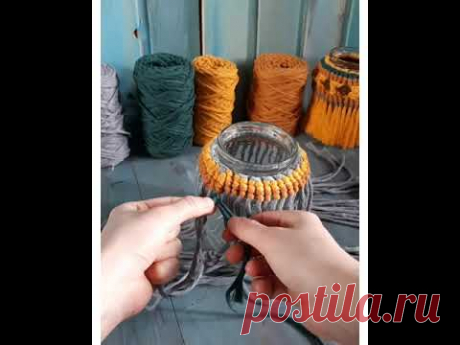 МК подсвечник макраме - YouTubeДля МК понадобится:
Стеклянная небольшая банка
Хлопковый шпагат 4 мм (серый) - 15 м
Хлопковый шпагат 4 мм (куркума) - 2,3 м
Хлопковый шпагат 4 мм (ириска ) - 4,6 м
Хлопковый шпагат 4 мм (темно-зеленый) - 4,6 м