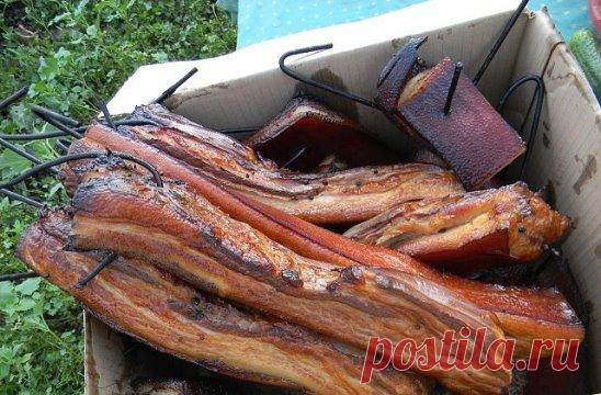 Рассол для копчения - это основа основ коптильного дела. Копченый аромат мяса всегда вызывает необыкновенное слюноотделение даже у самого сытого человека. 
Самое главное в копчении - подобрать правильный рассол для мяса. На этом этапе будет закладываться большая часть его вкусовых качеств. Успешное копчение подарит красивый цвет продукта, аппетитные запахи и просто удивительный вкус. Приготовленное в домашних условиях копченое мясо зазовет на трапезу всех соседей! 
Ингредиенты на 1 кг продукта