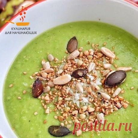 Кокосовый суп с зеленым горошком 
• 1 столовая ложка кокосового масла • 1 желтая луковица, нарезать • 2,5 см корешок имбиря • 2 зубчика чеснока, измельчить • 450 гр зеленого горошка • 1,5 чашки овощного бульона • 1 чайная ложка порошка карри • ½ чайной ложки кориандра • ¼ чайной ложки перца • 1 чашка кокосового молока из банки 
Приготовление

1. Нагреть кокосовое масло на среднем огне в большой сковороде. Добавить лук и имбирь и обжаривать несколько минут, пока лук не стан...