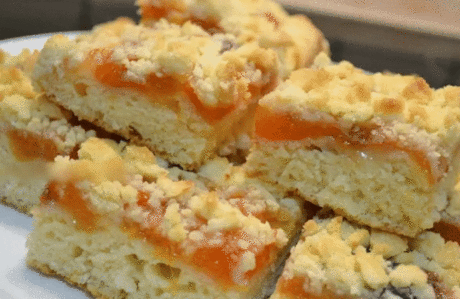 Традиционный  рассыпной пирог "Кух"
Кух (или Кухен) — традиционный немецкий пирог из дрожжевого теста, который готовят практически на все праздники.
Продукты:
￼Мука	650 г
Масло сливочное	175 г
Яйца	3 шт.
Сахар	220 г
Разрыхлитель	1 ч.л.
Сметана жирная	40 г
Дрожжи сухие	10 г
Молоко	250 мл
Масло растительное	10 мл
Сода	1 ч.л.
Соль	1 щепотка
Приготовьте тесто: в миску высыпьте дрожжи и залейте их небольшим количеством теплой воды, помешивая ложкой до полного растворения. Добавьте 100 г сахара, е