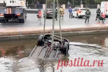 Легковушка рухнула в Неву