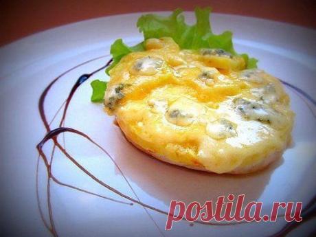 Курица с ананасом под сырной корочкой.

Вам потребуется:
Куриное филе ( белое) — 200 гр
Ананас ( свежий) — 80 гр
Сыр мягкий — 60 гр
Сыр рокфор ( с голубой плесенью) — по вкусу и желанию
Соль, перец — по вкусу
Масло оливковое — 2 ст..л