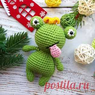 Фиона мини амигуруми. Схемы и описания для вязания игрушек крючком! Бесплатный мастер-класс от Евгении Кирюхиной по вязанию мини лягушки по имени Фиона. Высота вязаной крючком игрушки примерно 12-13 см вместе с короной…
