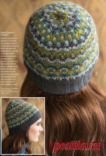 Вязаная шапочка с жаккардовым узором спицами | vjazem.ru Эта женская шапочка с жаккардовым узором спицами вяжется по кругу, начинаясь с нижней планки резинкой и продолжаясь цветовым узором в стиле бохо.