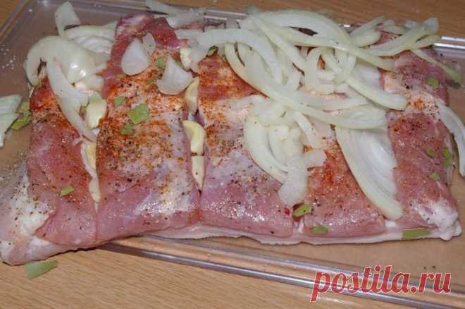 Грудинка Лукочесночная
Ингредиенты
1,5кг грудинки;
4шт лука репчатого;
1головка чеснока;
соль, перец, лавровый лист;
1/2 стакана газированной воды.
Как приготовить
Шкурка на моих кусочках была тонкая, но следуя советам оригинального рецепта, я ее сняла.
Грудинку нарежем крупн ломтями не до конца.

Натираем солью, перцем, добавила для жгучести еще и кайенского. В разрезы вставила крупно порезанный чеснок, помяла полукольца лука и обложила мясо, присыпала измельченным лавровым листом.