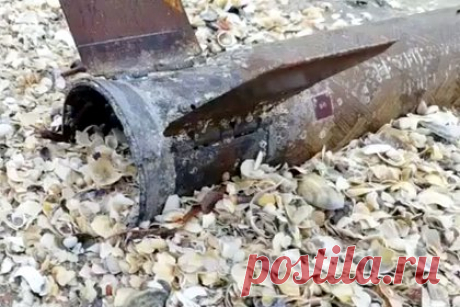Возле курорта в Румынии нашли обломок ракеты. Возле курорта в румынском уезде Констанца был обнаружен обломок ракеты. Его нашли на берегу Черного моря, между населенными пунктами Перибоиной и Сэчеле. Саперы установили, что найденный объект является ракетным ускорителем. Его передали для изучения в Минобороны страны.