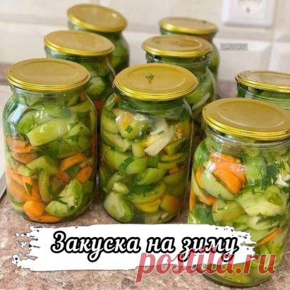 Зимой такая закуска порадует всю семью

1 кг помидоров
7-8 зубчиков чеснока
2-3 крупных моркови
Укроп, петрушка по вкусу
Лавровый лист по вкусу
Сахар
Соль
Уксус 9%

Помидоры нарезать на 4 части
Нарезать морковь, чеснок, зелень
Сложить все в литровые банки, в каждую банку добавить 1 стол ложку соли, 1 стол ложку сахара, лавровый лист. Залить кипятком и дать постоять 30-40 мин
Затем слить все содержимое банок в кастрюлю, довести до кипения. Снова разлить по банкам, в каждую добавить