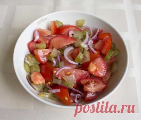 Салат с помидорами, солеными огурцами и луком