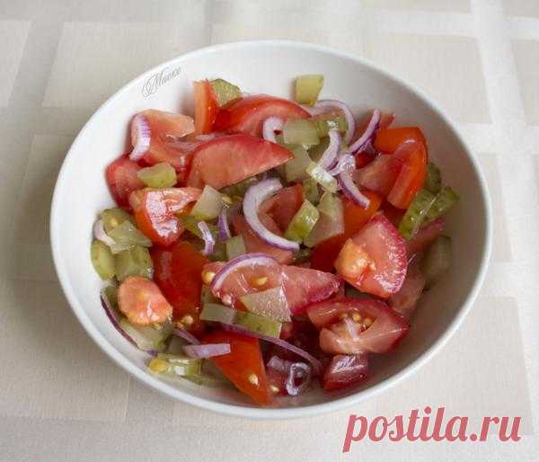 Салат с помидорами, солеными огурцами и луком