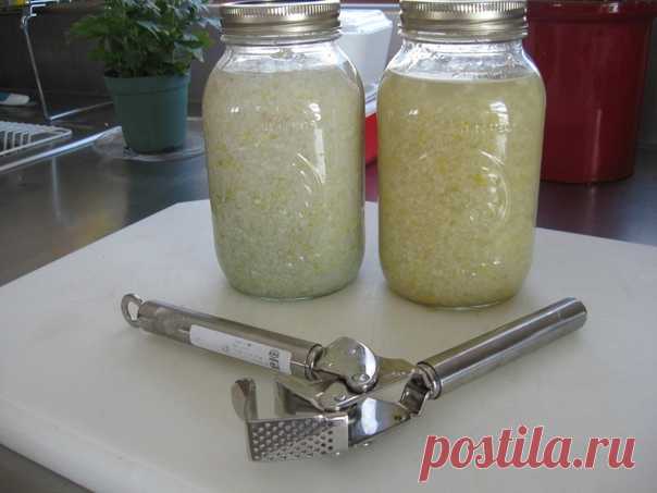 ЧЕСНОЧНАЯ НАСТОЙКА для чистоты сосудов и продления молодости 🧄🧄🧄 Понадобится чеснок, спирт (или водка) и молоко. Всего три ингредиента, которые, в общем-то, несложно достать. Очистим 250 г чеснока, тщательно промоем и дважды пропустим через мясорубку. Добавим 300 мл спирта (или 500 мл водки), оставим настаиваться. Через 10 дней хорошенько процедим. Через 3 дня приступим к курсу лечения для возобновления сил, укрепления иммунитета и омоложения организма. Каждый раз капли следует добавлять в 50…