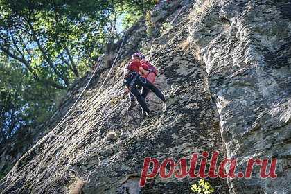 Россиянин и украинка сорвались со скалы во время похода в Турции