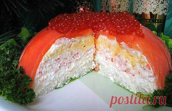 ТОП-5 САМЫХ ВКУСНЫХ ЗАКУСОЧНЫХ ТОРТОВ 

1) Рыбный закусочный торт

ИНГРЕДИЕНТЫ:
● 5 шт. вафельных коржей 
● 1 банка рыбных консервов в масле, по желанию, сгодятся и обычные сардины 
● 3 вареных яйца 
● 150 гр. твердого сыра 
● 1 зубок чеснока майонез зеленый лук 

ПРИГОТОВЛЕНИЕ:
По отдельности измельчить яичные желтки и белки. Натереть на терке сыр. Консервы помять вилкою. Все начинки смешиваем с майонезом, количество и жирность которого, конечно же, по вкусу и смелости. П...