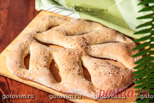 Фугасс с морской солью и травами. Рецепт с фото Фугасс - это прованский хлеб-лепешка, близкая родственница итальянской фокаччи и испанской ‘hogaza’. Рецептов хлебы много. Начнем с самого, на наш взгляд, простого варианта - с морской солью и травами.