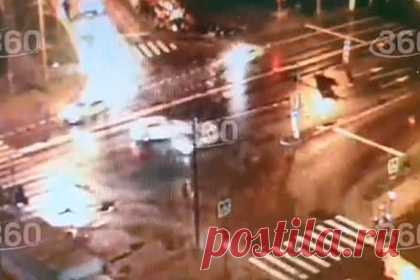 Смертельное ДТП с каршерингом в Москве сняли на видео. Ночью на Волгоградском проспекте в Москве столкнулись автомобиль Lada и каршеринг Kia Rio, погиб ребенок. Видео произошедшего публикует Telegram-канал 360tv. На кадрах видно, как каршеринг Kia Rio проезжает перекресток на красный сигнал светофора, в этот момент в автомобиль врезается Lada.