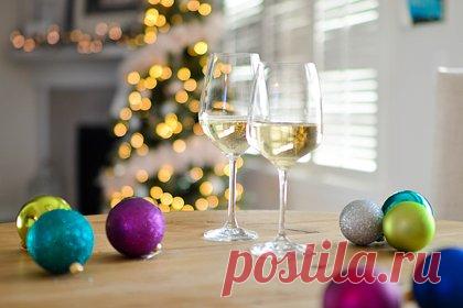 Еще в одном российском регионе чиновникам запретили новогодние корпоративы. В Туве запретили чиновникам проводить новогодние корпоративы. Об этом сообщило правительство российского региона на странице во «ВКонтакте». Соответствующее распоряжение подписал глава Тувы Владислав Ховалыг. Власти назвали неэтичным масштабное празднование Нового года с корпоративами и салютами.