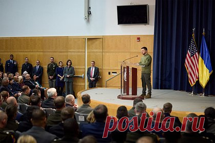 В США описали речь Зеленского в Сенате как «все тот же старый хлам». Речь президента Украины Владимира Зеленского в Конгрессе США является все тем же старым хламом, заявил сенатор Эрик Шмитт. «Это все тот же старый хлам. Здесь нет ничего нового», — сказал он, отметив, что вместо разговора о сохранности американских границ сенаторам приходится слушать про границы Украины.