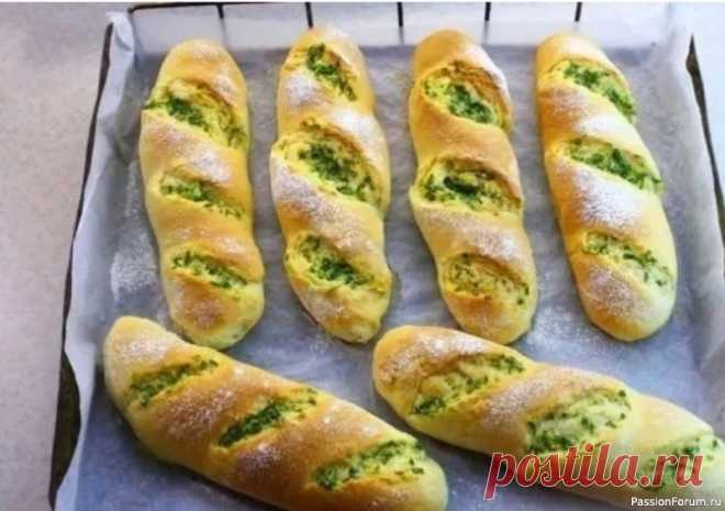 Булочки-батоны с зелёным чесночным маслом Мягкие и воздушные булочки-батоны с румяной хрустящей корочкой. Внутри таких аппетитных булочек - ароматная начинка из сливочного масла, зелёного лука и чеснока. Необычная альтернатива хлебу...Необходимые продукты:Для теста:- Масло сливочное (размягчённое) - 35 г- Молоко (тёплое) - 140...
