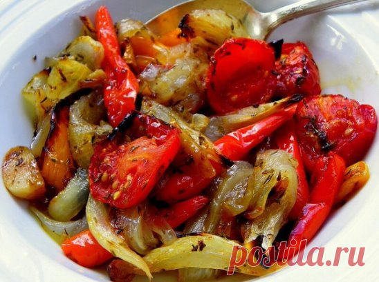 Овощи, запечённые в маринаде,фантастически вкусно!
Ингредиенты
1 болгарский перец
1 кабачок
1 баклажан
1 луковица
3 зубчика чеснока
1 столовая ложка уксуса 9%
2 столовые ложки соевого соуса
4 столовые ложки растительног
Приготовление
Чеснок очищаем и выдавливаем в миску через пресс. Туда же добавляем растительное масло, уксус и соевый соус. Все тщательно перемешиваем.
Все подготовленные овощи тщательно промываем и очищаем. А затем нарезаем крупными кусочками и перекладываем в миску. Заливае