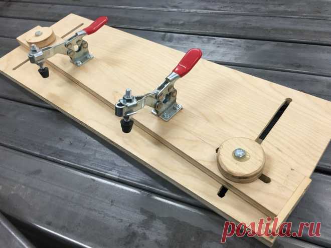 Every now and then I run into a cut that should be done with a tapering jig but since I’ve never had one, I generally get it done with some creative clamping. I finally ordered some toggle cl…