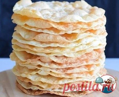 Kоржи для «Наполеона» Хрустящие и Невесомые 

Ингредиенты:
Сливочное масло (ледяное) - 250 грамм
Мука пшеничная - 450 грамм
Ледяная вода - 150 миллилитров
Яйцо - 1 штука
Уксус - 15 миллилитров (1 столовая ложка)
Щепотка соли

Приготовление:
1) Просеиваем муку, натираем туда сливочное масло и растираем руками в крошку.
2) Добавляем в воду яйцо, уксус, соль, перемешиваем, добавляем в крошку и быстро замешиваем тесто.
3) Делим тесто на 12 частей и скатываем в шарики. Каждый ш...