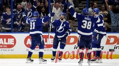 Два очка Ничушкина, передача Кучерова и окончание серии Панарина: как россияне провели игровой день в НХЛ. Валерий Ничушкин набрал два очка, но не спас «Колорадо» от проигрыша «Нэшвиллу», в составе которого победным голом отметился Яков Тренин. Никита Кучеров и Михаил Сергачёв отличились результативными передачами и помогли «Тампа-Бэй» взять верх над «Бостоном», а Артемий Панарин не сумел продлить результативную серию и помешать «Далласу» справиться с «Рейнджерс». В свою очередь, Сергей…