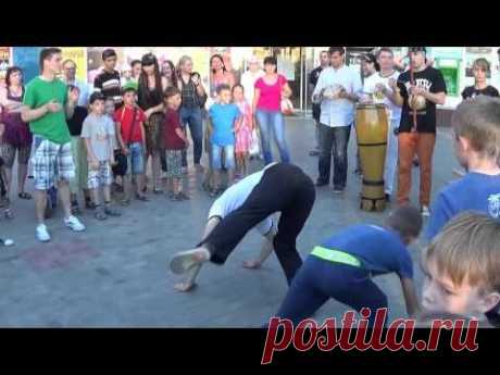 Капоэйра в г. Сумы: Group Dende Capoeira Ukraine - уличная рода возле ТРЦ &quot;Атриум&quot; - YouTube