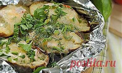 Картофель запеченный в фольге в духовке. Как в духовке запечь картофель в фольге? » РЕЦЕПТЫ 2014. Вкусные и простые рецепты. Кулинарные рецепты с фотографиями на каждый день! Рецепты тортов, рецепты салатов, рецепты первых и основных блюд для всех!