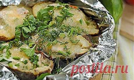 Картофель запеченный в фольге в духовке. Как в духовке запечь картофель в фольге? » РЕЦЕПТЫ 2014. Вкусные и простые рецепты. Кулинарные рецепты с фотографиями на каждый день! Рецепты тортов, рецепты салатов, рецепты первых и основных блюд для всех!