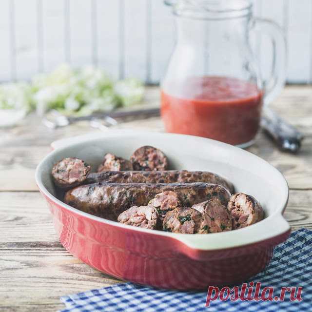 Колбаски с томатным пюре и зеленью😋