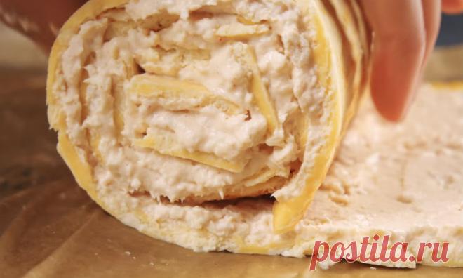 В натертый сыр добавили сметану и яйца: едим рулет вместо хлеба