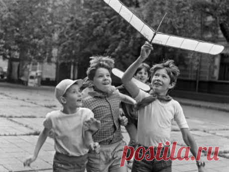 &quot;Я хочу вернуться в детство&quot;: стихотворение, пробирающее взрослых до глубины души | Эстер Нуво | Яндекс Дзен