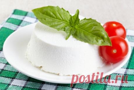 Рикотта Рикотта (ricotta) – это итальянский мягкий сыр с нежным вкусом и структурой, напоминающей творожную, приготавливаемый из молочной сыворотки. Всё про сыр рикотта. Кулинарная энциклопедия сыров.
