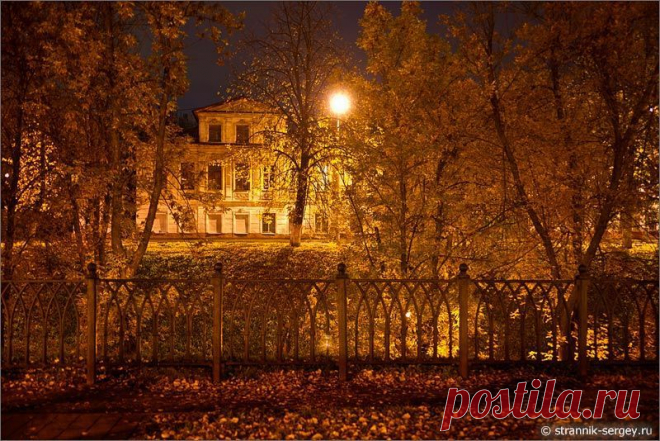 Ярославль — это город с историей в 1000 лет. 

Ярославль, возможно, один из самых красивых городов в России. 

Исторический центр Ярославля входит во Всемирное наследие ЮНЕСКО. 

А еще Ярославль удивительно напоминает города Западной Европы. 

Не случайно, Ярославль называли "Русской Флоренцией". 

Давайте золотой осенью прогуляемся по старому городу Ярославлю. 

Мы начнем прогулку ранним утром еще затемно и окончим ее поздним вечером.