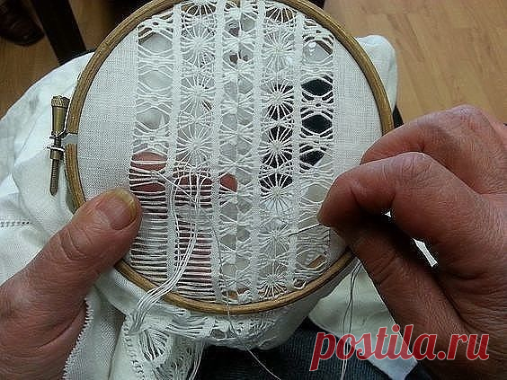 ​Схемы для рукоделия: мережка Схемы для рукоделия: мережкаМережка — выполненные путём выдёргивания нитей из ткани кружевные строчки. Нити выдергивают только в одном направлении. Узор образуется за счёт собирания отдельных нитей в пучки. Для выполнения мережки используют ткани с плотной текстурой.