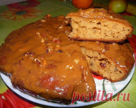Пирог «Лень — матушка» 

Это рецепт вкусного пирога, простого по составу и приготовлению. 

Ингредиенты: 

— 1 стакан муки 
— 50 гр сахара 
— 100 мл молока 
— 4 яйца 
— 1 банка вареной сгущенки 
— 2 ч. л. разрыхлителя 
— 1 стакан очищенных грецких орехов 
— 50 гр изюма