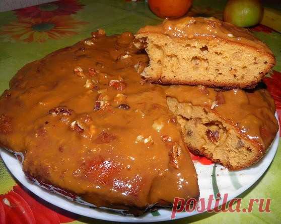 Пирог «Лень — матушка» 

Это рецепт вкусного пирога, простого по составу и приготовлению. 

Ингредиенты: 

— 1 стакан муки 
— 50 гр сахара 
— 100 мл молока 
— 4 яйца 
— 1 банка вареной сгущенки 
— 2 ч. л. разрыхлителя 
— 1 стакан очищенных грецких орехов 
— 50 гр изюма