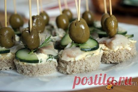 Канапе с маринованной скумбрией и яичной намазкой Для праздничного новогоднего стола можно приготовить красивую и вкусную закуску, которая несомненно будет востребована гостями. Канапе с маринованной скумбрией и яичной намазкой готовятся очень просто и быстро. Они будут неплохой альтернативой дорогостоящим бутербродам с красной рыбой.
