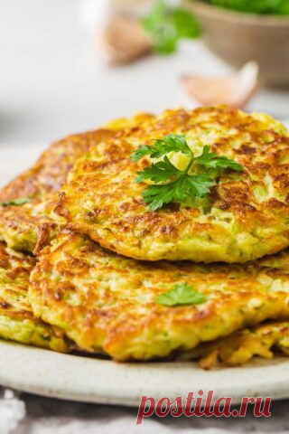 Простые оладьи из кабачков с сыром: рецепт — Лайфхакер