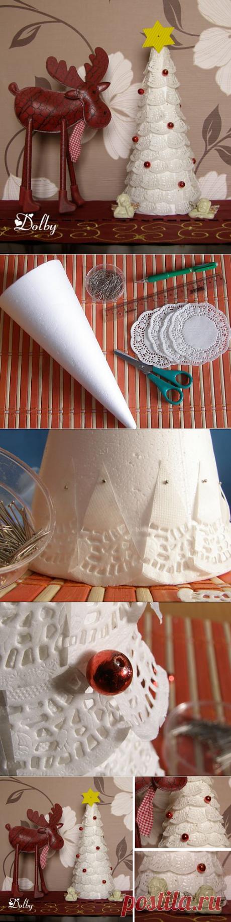 Новогодняя елочка из кружевных бумажных салфеток