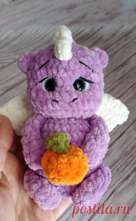 PDF Дракончик крючком. FREE crochet pattern; Аmigurumi toy patterns. Амигуруми схемы и описания на русском. Вязаные игрушки и поделки своими руками #amimore - плюшевый дракон, милый дракончик из плюшевой пряжи, динозавр, динозаврик.